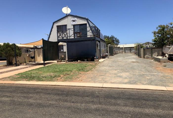 2 storey barn style house large block can be subdivided