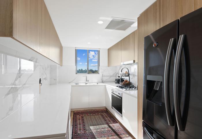 2ND TOP FLOOR APARTMENT WITH SPECTACULAR VIEWS!
