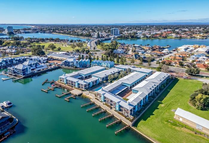 Canal Lifestyle with Private Jetty