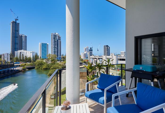 TOP FLOOR BROADBEACH WATERS APARTMENT 