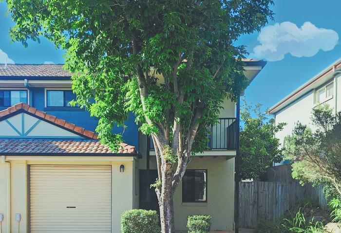 Great location and renovated townhouse -can move in straight away