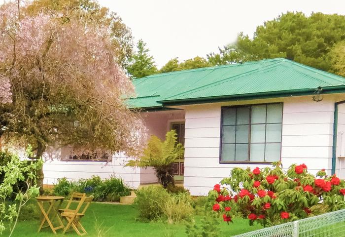 Delightful 3 bedroom character cottage in Oberon with separate studio, greenhouse and lovely garden.
