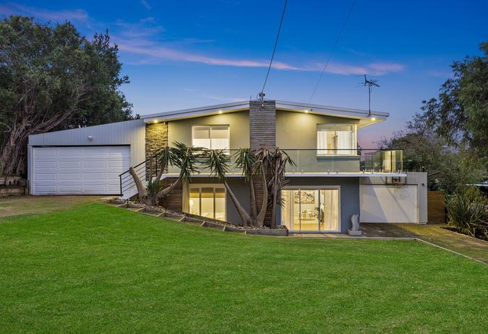 Luxurious Coastal Haven with Expansive Entertaining Spaces