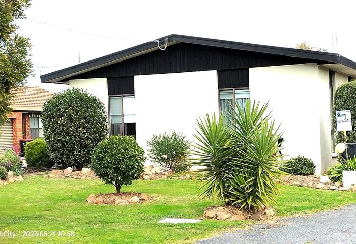 Family Home – with two living areas, Close to Railway Station, Parks &amp; Shopping, Walk every where!