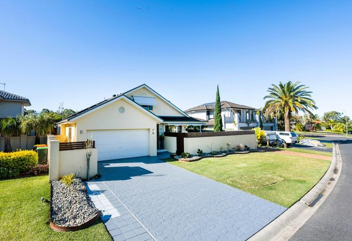 Spacious Villa exclusive Diggers Beach