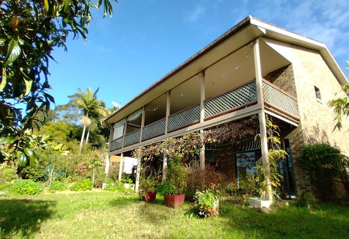 Perfect country town mix - walk to everything, gorgeous views, vegies, fruit trees &amp; chooks