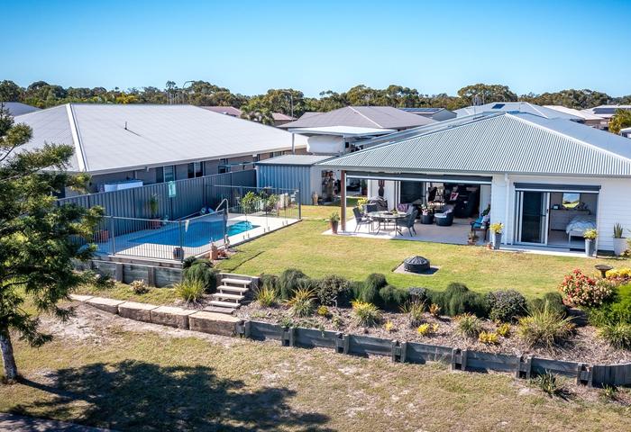 A STUNNING Direct Lagoon Outlook! Very Attractive Open Plan Home. As new: Oct 2019. Book an Inspection Now.