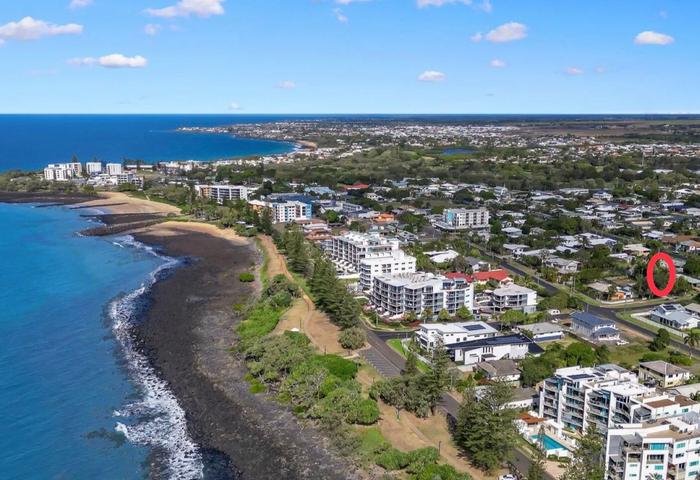 Downtown Bargara - 1 block from the beach!
