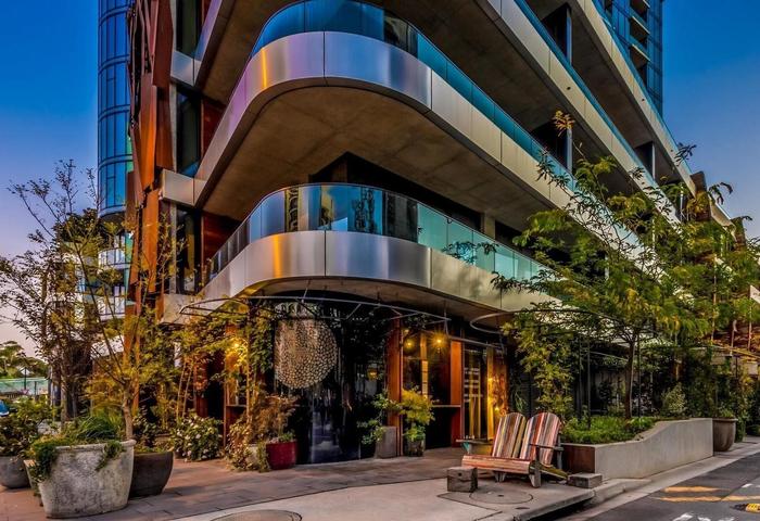 Designer City apartment with spectacular views to Lake Burley Griffin and beyond