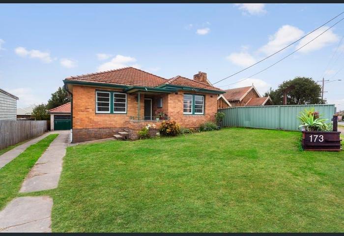 3 Bedroom Brick in Great location