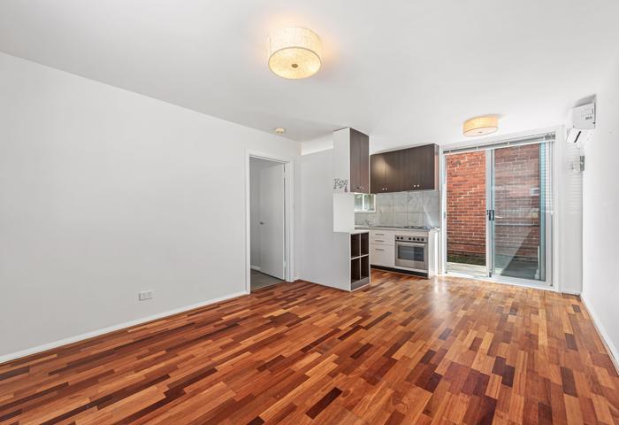 Private Sale - position perfect apartment with large courtyard