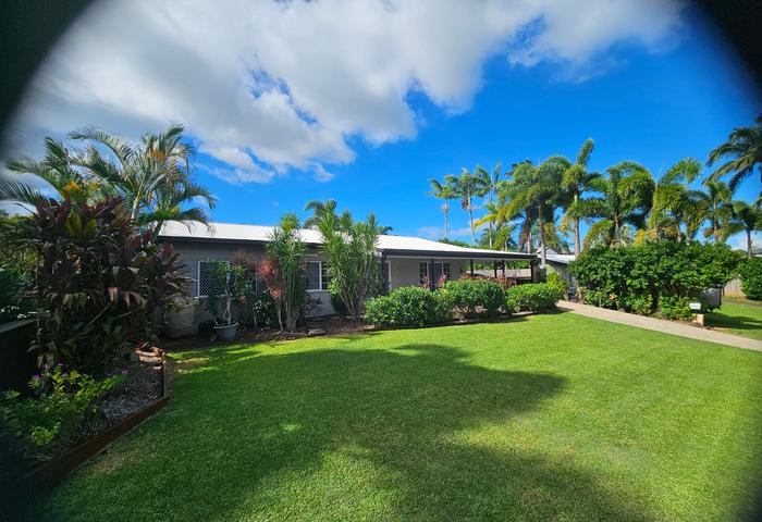 Redlynch stunner, entertainers dream in highly sought after position....
