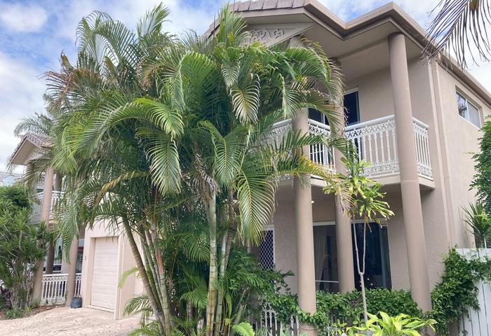 Elevated Breezy Townhouse with Large Private Courtyard in Southern Cross Parade, Sunrise Beach!