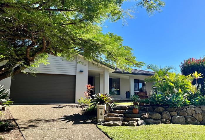 Beautifully Renovated Private Entertainer, Perfect Location