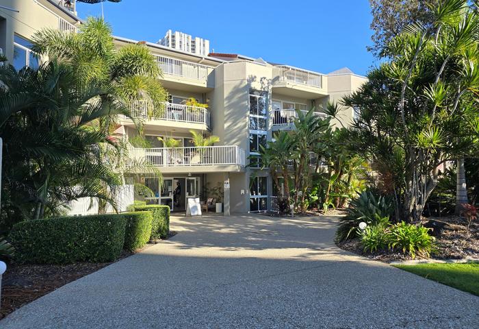Two bedroom apartment in the centre of Broadbeach