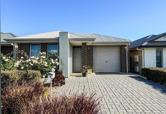 Low Maintenance Modern Family Home in Bluestone Estate