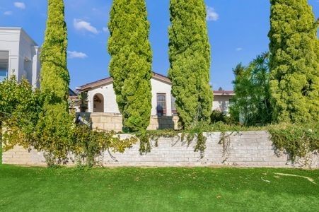 Prime Sorrento Property: Rare Elevated Block, 500 m to Pristine Sorrento Beach, Unlimited Potential!