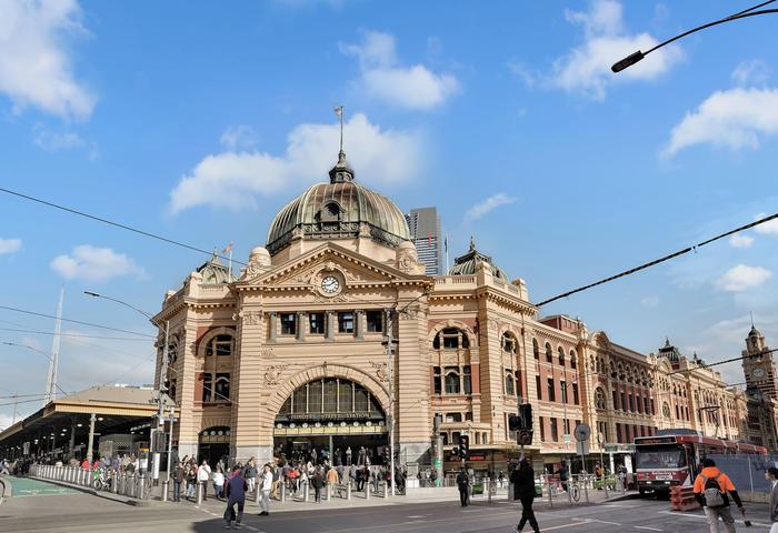 HERITAGE BUILDING ,CENTRAL LOCATION, EXCELLENT CONDITION,FURNITURE IN PRICE!