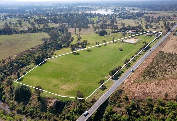 Dual Occ Zoned 15 Acre Property with Modern Rustic Cottage, 11m In Ground Pool and Cabana, River Frontage, 4 Bay Machinery Shed, 10ac Horse Fencing.