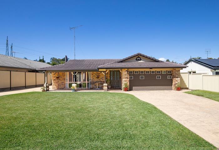  Flat block family home with bonus extensive shed!!