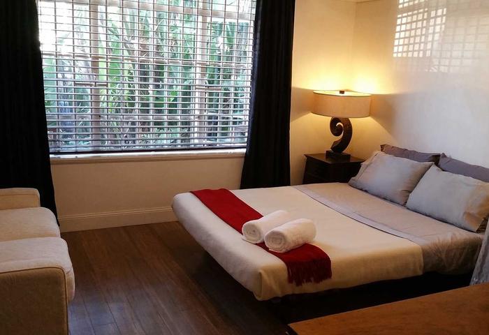 Fully Renovated Studio Apartment St Kilda. 