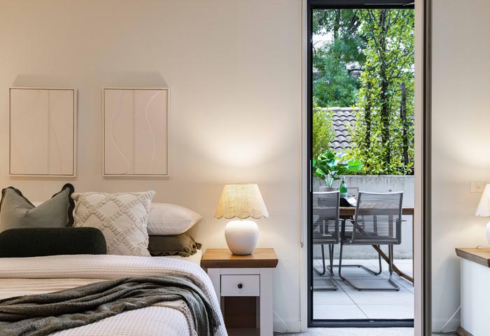 Stunning Ground Floor Apartment with Backyard &amp; Low-Maintenance Raised Garden 