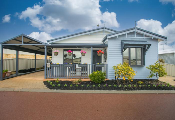 LAND LEASE Over 45s - 2 Bedroom, 2 Bathroom home with Solar plus Golf Buggy