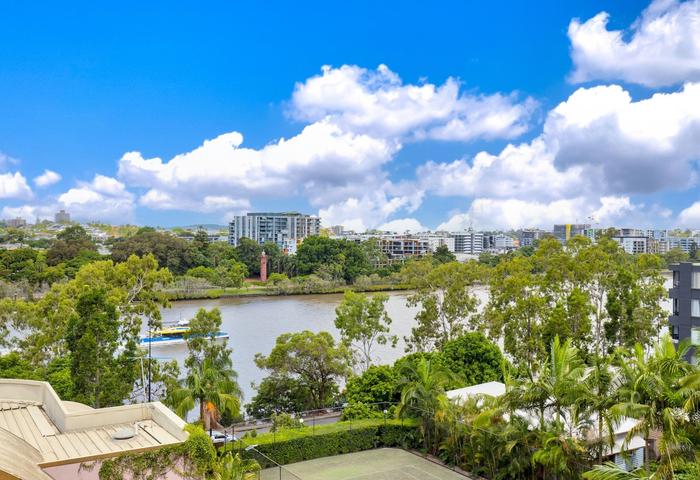 Auchenflower Spacious Apartment with River Views.