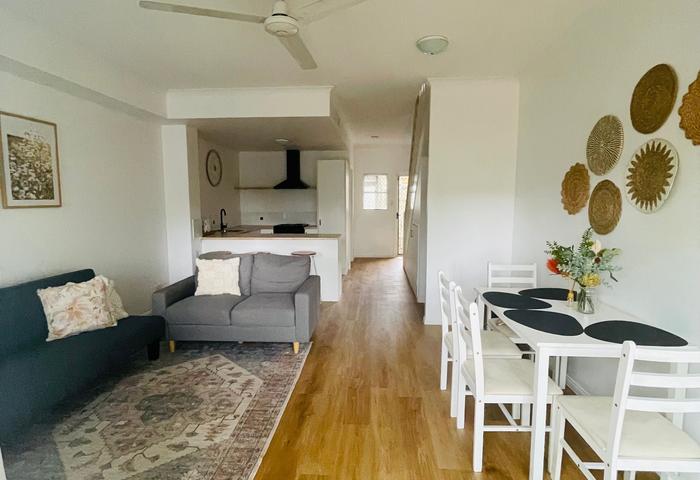 Beautiful spacious townhouse close to town!! 
