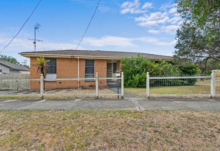 CORNER BLOCK! Stunning brick veneer home Opposite the Moe School ! 