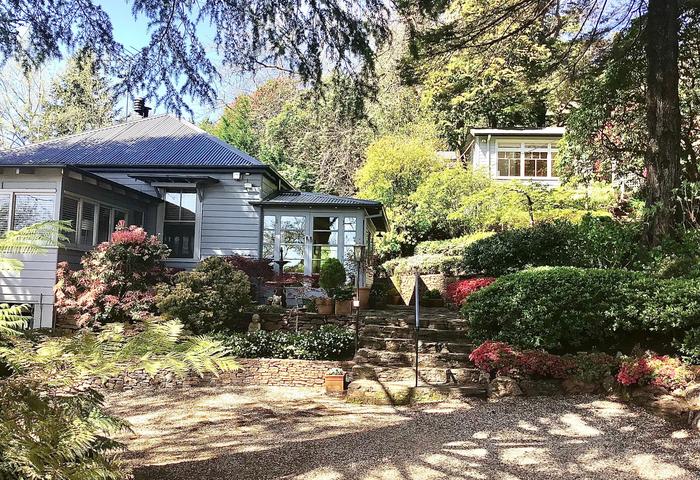 CHARMING CLASSIC MOUNTAIN HOME AND GARDEN