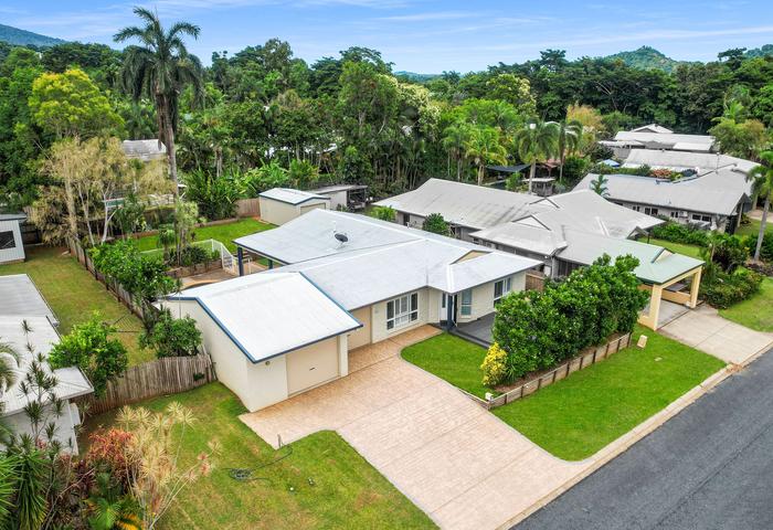 Modern fully airconditioned 4 bedroom home with pool minutes from schools 