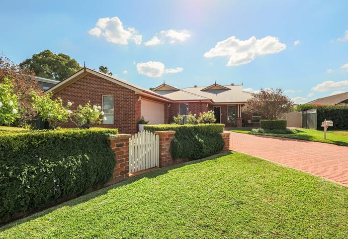 Meticulously Maintained Family Home in an Unbeatable Location!
