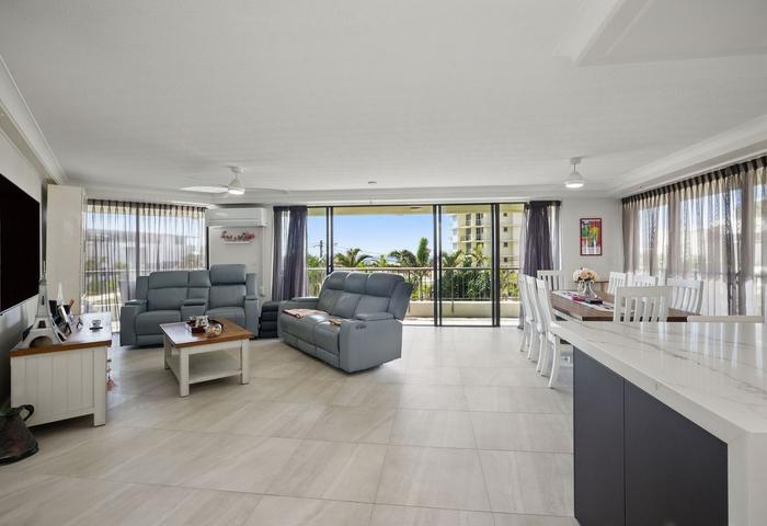 PRIME POSITION RENOVATED APARTMENT OPPOSITE BEACH
