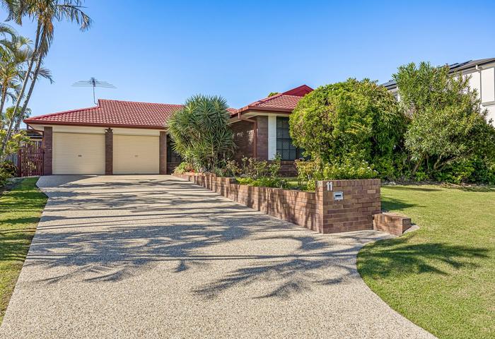 Appealing Lowset Brick Home in Sought-after Carindale Pocket