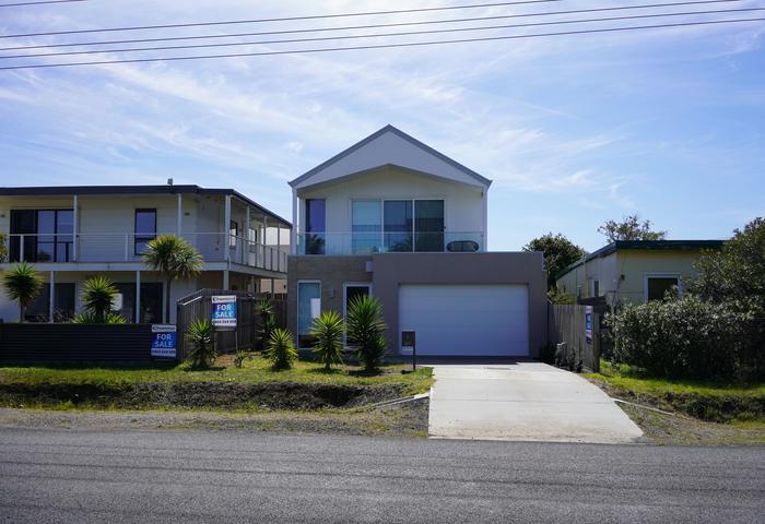 Combining raked ceilings, hydronic heating, and efficient home design