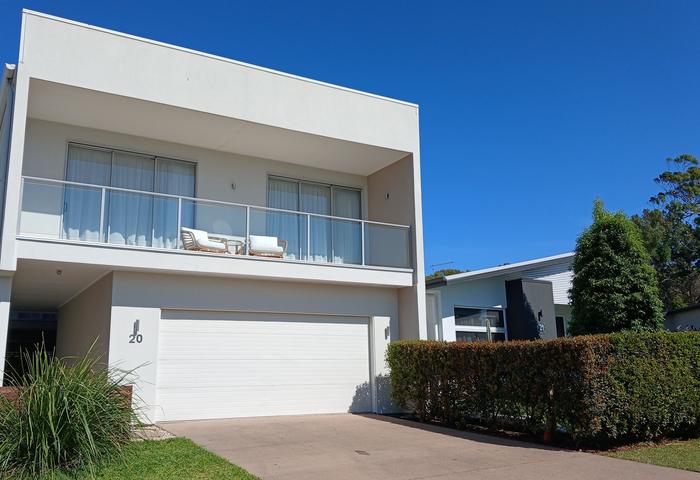 Coastal Retreat with Tropical Garden Oasis in Peregian Springs