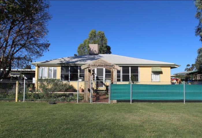 SOLID TIMBER FAMILY HOME SET ON A HUGE BLOCK OF 1618M2 WALKING DISTANCE TO CHARLEVILLE CENTRE