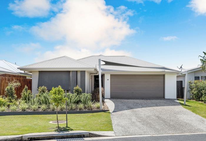 Modern & Low Maintenance Home in Bright Water Canal Estate