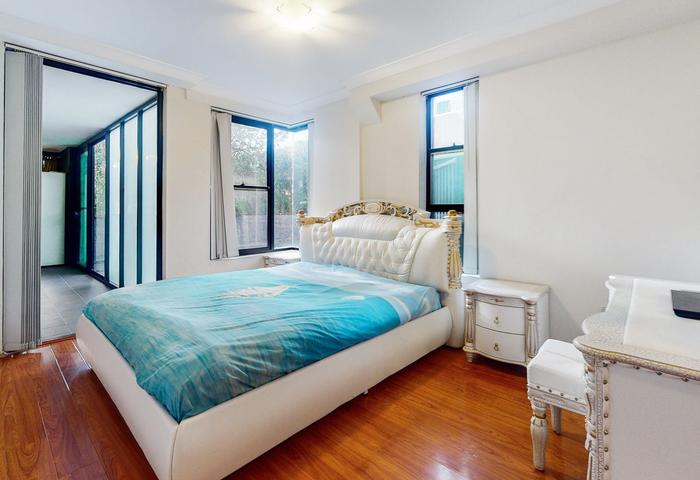 QUIET SPACIOUS SUNROOM APARTMENT WITH GARGEN STYLE COURT YARD