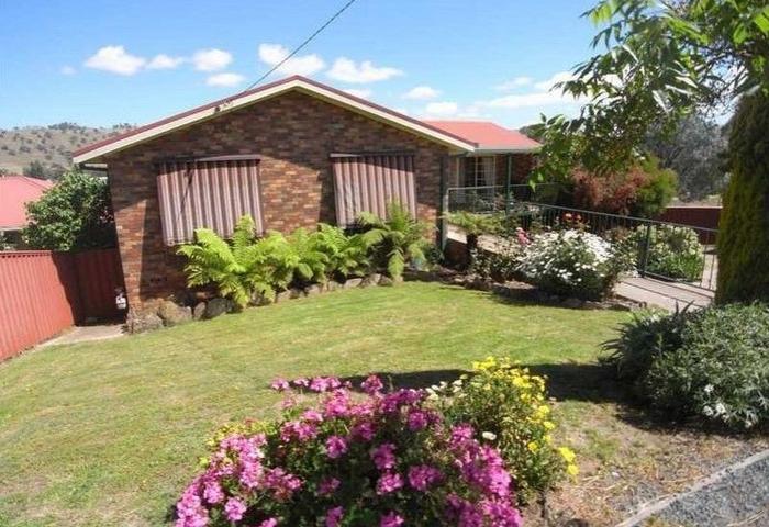 WELL PRESENTED 5/6 BEDROOM HOME ON TWO BLOCKS (1572M2) - WITH ONLY ONE LOT OF RATES