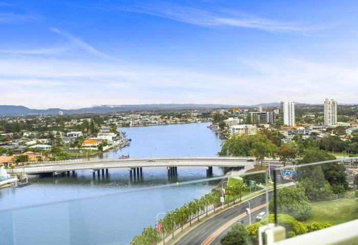 PARADISE APARTMENT - MASSIVE APARTMENT - EITHER MOVE IN OR HAVE AS AN EXCELLENT INESTMENT PROPERTY