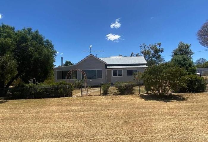 3 BEDROOM TIMBER HOME ON LARGE BLOCK OF 2076M2