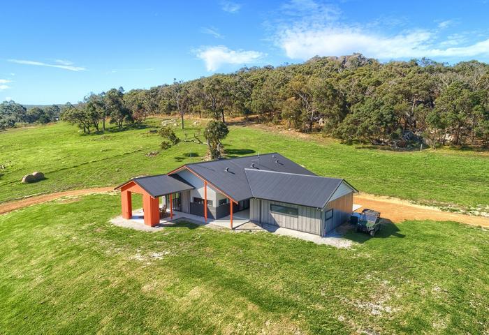 Awesome House with ocean views on 5 ha.
