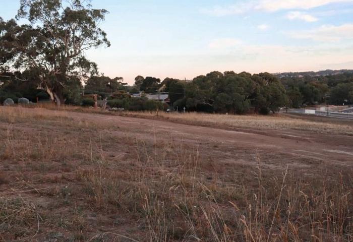 Arguably the best block of land in the upmarket Newenham Estate "The Pinnacle", is ready now for your dream home!