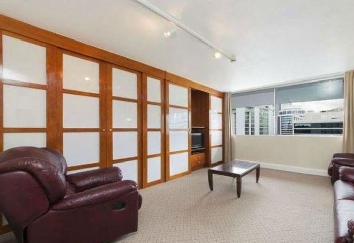 4 Mins walking to Central Station -1 bedroom apt - Hotel Room with a BIG Car Park (AirB&B 6% Net return) - IDEAL FOR FIRST HOME BUYERS OR INVESTORS